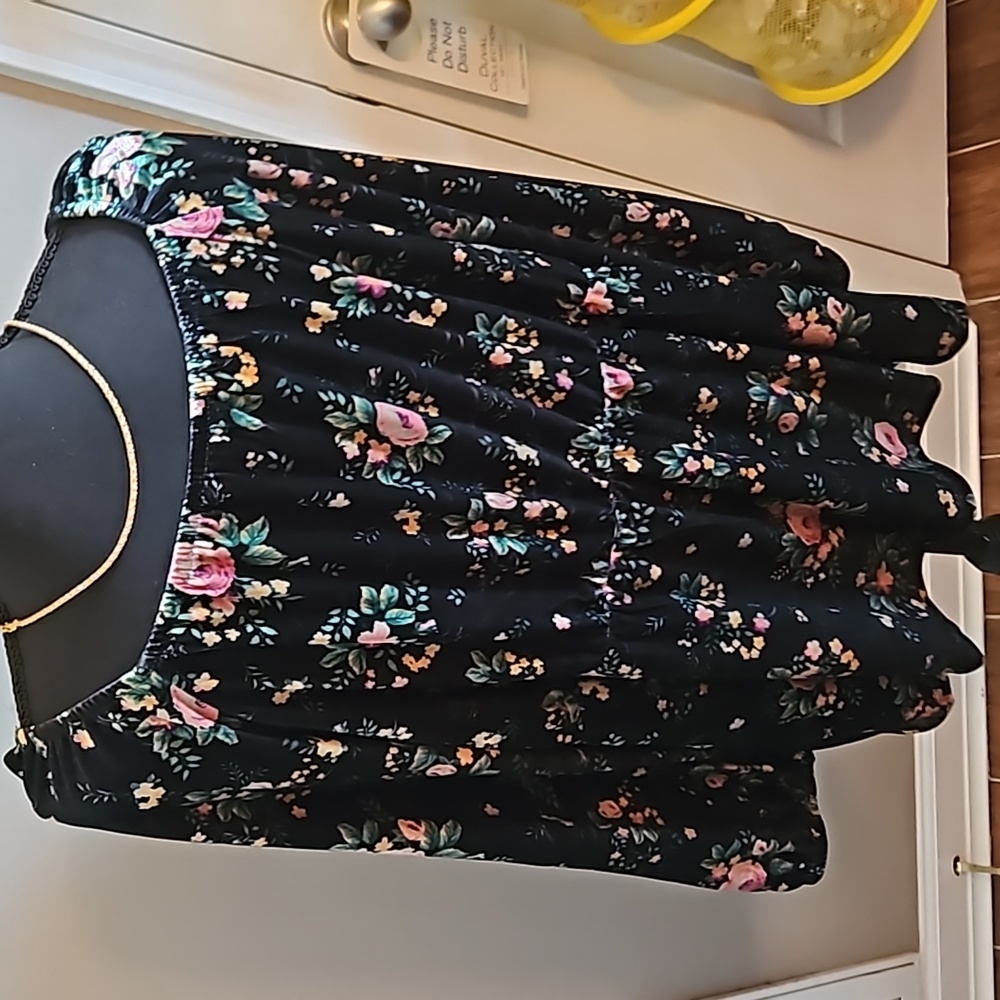 LADIES TOP - Picture 4 of 10